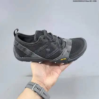 New Balance NB MT10O 舒适时尚 减震耐磨 低帮 生活休闲鞋 New Balance MT10O休闲鞋是一款由New Balance与日本时尚品牌(ISSEY MIYAKE)携手打造的联名鞋款.MT10O的设计灵感源自“感官身体和赤足运动”的概念,旨在还原赤足行走的感受.它模仿脚的形状,降低了脚的高度和体积,同时保留了越野跑的元素.鞋面采用轻质网布与柔软皮革相结合,既保证了透20,又增添了质感.细绳鞋带的设计简约而不失时尚感.鞋底采用Vibram橡胶大底,赋予卓越的抓地力,适合多种地形穿着.中底采用薄薄的缓冲层,提供舒适的穿着体验.鞋身紧贴脚面,形成良好的包裹性,减少脚在鞋内的移动与摩擦.4毫米的低坡差设计更适合自然的中足落地方式,尽可能贴近地面,让穿着者能够更贴近地面,感受大自然的每一丝呼吸. 货号:MT10OAC 编码:HLB22950515 B